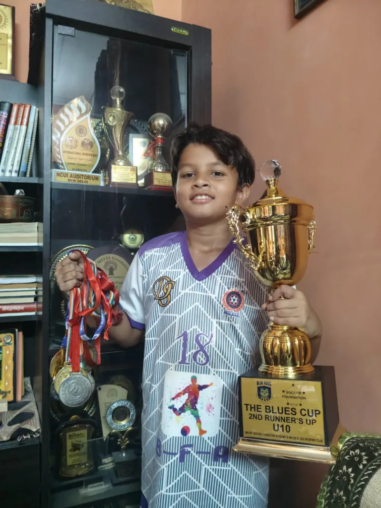 Tanmay Priyadarshi, the Blues Cup 2nd runner up holding the prize  