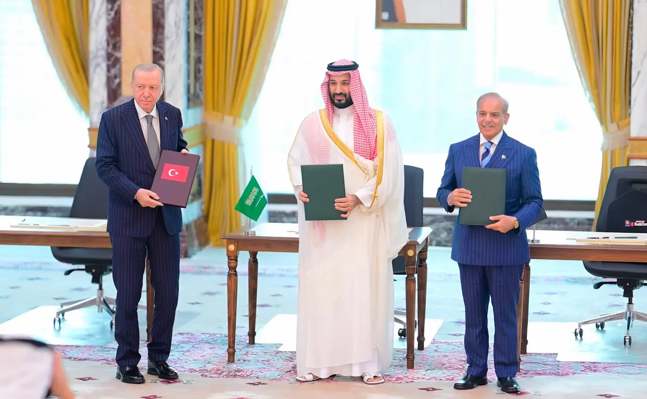From Left, Türkiye President Recep Tayyip Erdoğan, Saudi Arabia Crown Prince Mohammed bin Salman bin Abdulaziz Al Saud and Pakistan Prime Minister Muhammad Shehbaz Sharif at signing of Makkah Joint Defence Agreement on August 7, 2026. Agreement